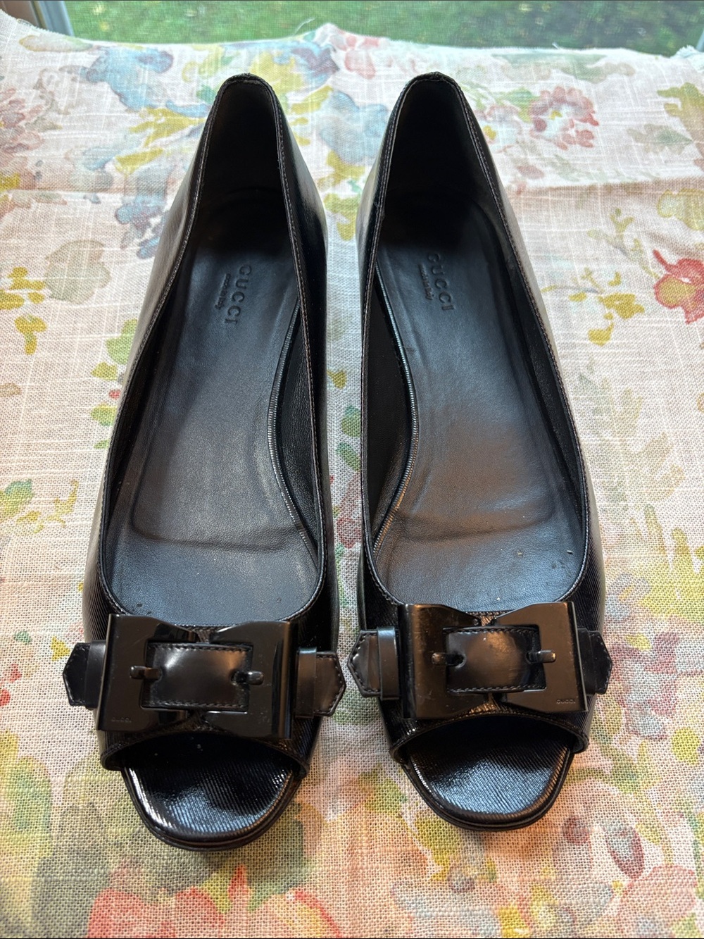 Authentic Gucci Black Patent Leather Peep-Toe flats with Buckle Vintage 9 1/2
